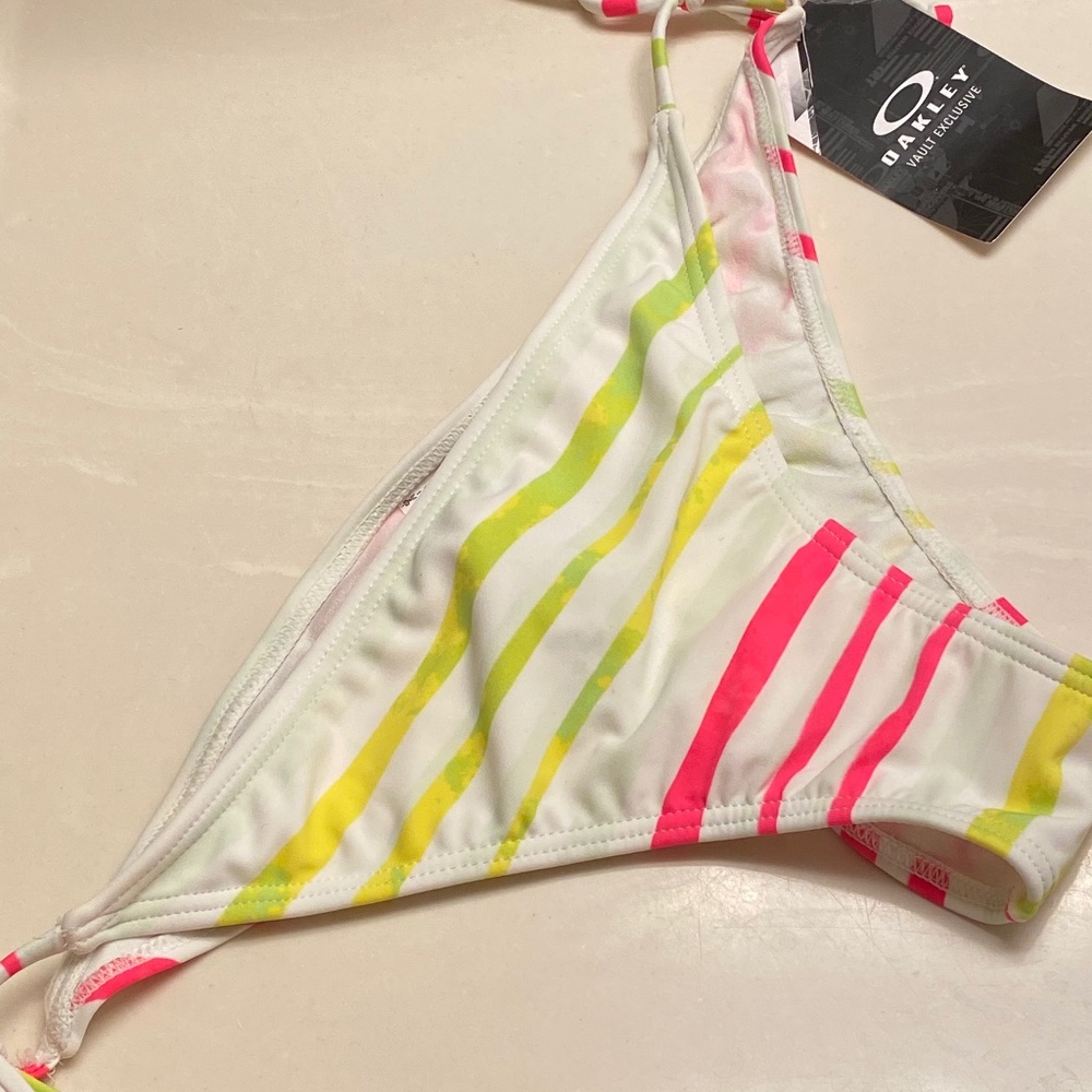 Oakley bikini.Size L/G
